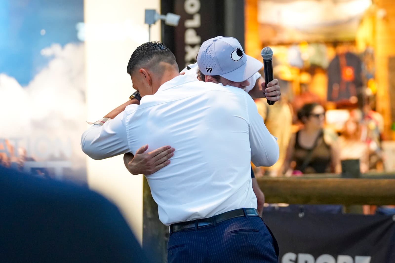 Sammis Reyes hablando a los jugadores en Mall Sport — Chile Showcase 2025